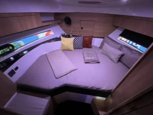 Flagship 820 носовая каюта