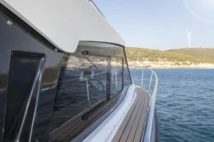 Flagship 820 рубка и проход на нос