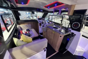 Flagship 820 салон и камбуз