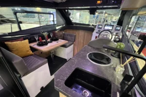 Flagship 820 салон и рулевой пост