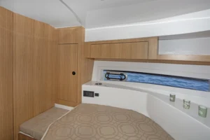 Flagship 820 шкафчики в носовой каюте