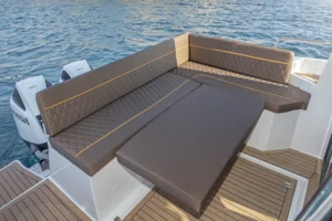 Flagship 820 спальное место в кокпите