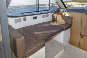 Flagship 820 спальное место в салоне