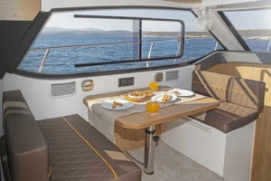 Flagship 820 стол в салоне